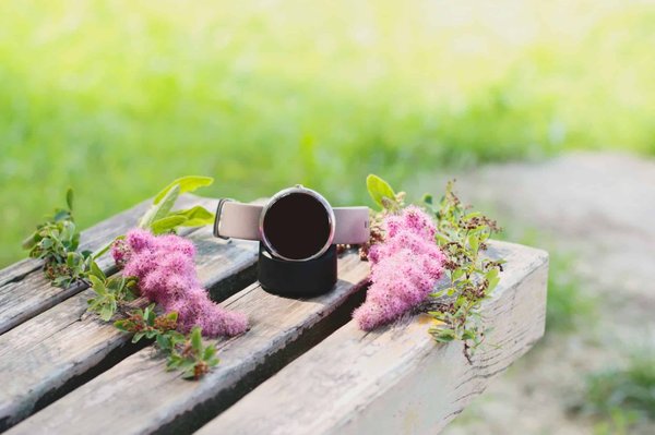 What Are the Top Features to Consider When Buying a Smartwatch for Businesswomen?